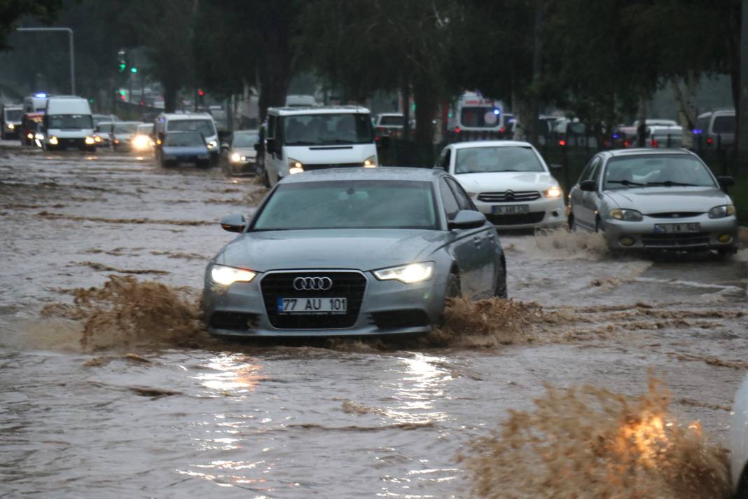 Erzurum'u sağanak vurdu! Evleri su bastı araçlar yolda mahsur kaldı 22